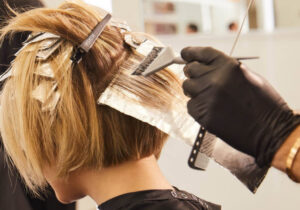 Thói quen 3: Sử dụng sản phẩm chăm sóc da chứa hormone